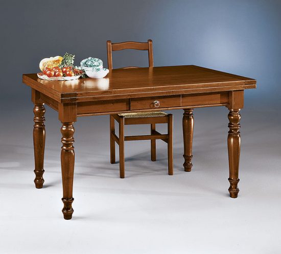 tavolo in stile allungabile con cassetto