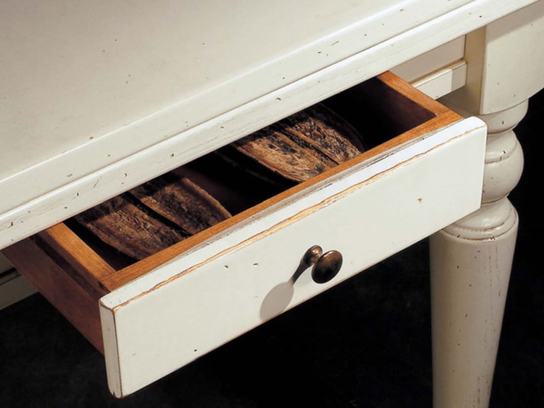 tavolo in legno attrezzato cassetto